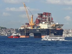 ‘Scarabeo 9’ isimli petrol arama platformu İstanbul Boğazı'ndan geçti