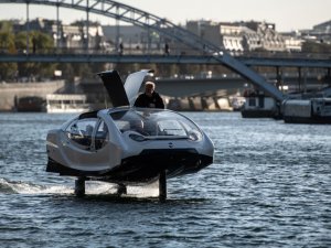 'Uçan' taksi Fransa'da Seine Nehri'nde test edildi