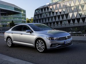 Volkswagen’in yenilenen amiral gemisi Passat showroomlarda yerini aldı