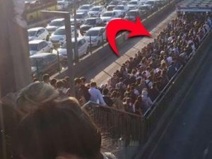 Altunizade metrobüs durağında pazartesi çilesi... İğne atsan yere düşmez