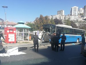 Ankara'da özel halk otobüsü durağa girdi