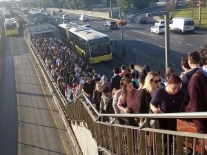 Altunizade metrobüs durağında yoğunluk devam ediyor