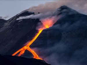 İtalya'da Etna yeniden lav püskürttü