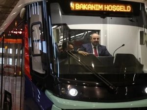 Bakan Varank, yerli tramvayın vatman kabinine geçti