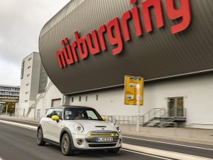 MINI Electric, fren pedalına basmadan Nürburgring’de bir turu tamamladı