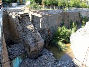 Tarihi Maden Köprüsü çöktü