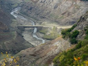 Yuvacık Barajı'nda su seviyesi düşünce eski köprü ortaya çıktı