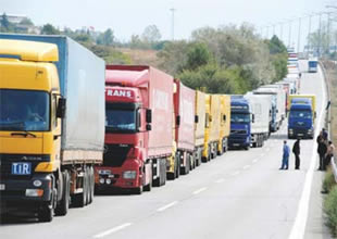 Kapıkule'de 3 km'lik tır kuyruğu oluştu