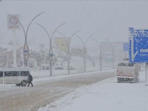 Hakkari'de 75 yerleşim biriminin yolu kapandı