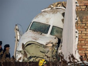 Kazakistan'da yolcu uçağı evlerin bulunduğu bölgeye düştü