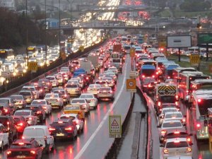 İstanbul’da trafik, yağış sebebiyle durma noktasına geldi