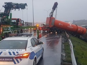 İBB'ye ait TIR, TEM Otoyolu'nda kaza yaptı