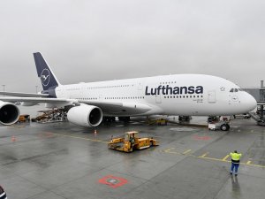 Lufthansa, Tahran seferindeki uçağını geri döndürdü, uçuşları askıya aldı
