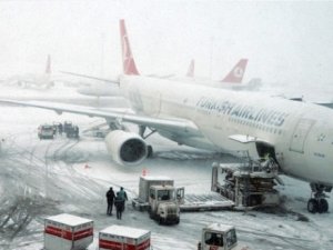 Yoğun kar yağışı uçak seferlerinde aksamaya sebep oluyor