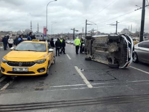 Galata Köprüsü üzerinde otomobil yan yattı