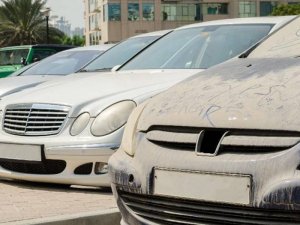 Dubai Belediyesi, sokakta bırakılan kirli araçları açık arttırmayla satacak