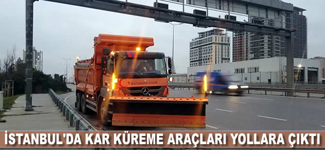 İstanbul'da kar küreme araçları yollara çıktı