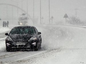 Bolu'da yoğun kar ulaşımı etkiliyor