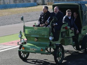 Bakan Varank yerli üretim elektrikli faytonu test etti