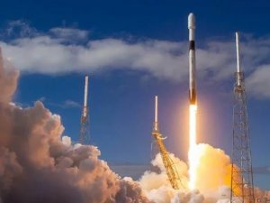 SpaceX, uzaya 60 uydu birden gönderdi