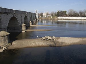 Meriç'in su seviyesi düşünce tarihi köprünün ayakları ortaya çıktı