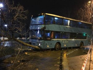 Kartal'da özel halk otobüsü duraktaki yolculara çarptı