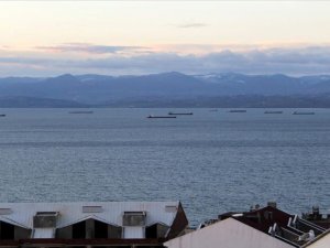 Yük gemileri Karadeniz'de 'tam fırtına' uyarısıyla Sinop limanına sığındı