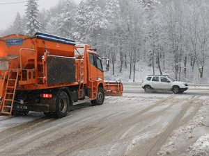 Bolu Dağı'nda kar yağışı ve sis etkili oluyor