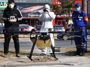 Çin’de salgınla mücadelede robotlar ve drone’lar sokağa çıktı