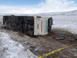 Kayseri'de tur otobüsü devrildi