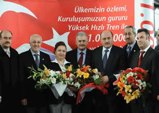 TCDD'den 1 milyonuncu yolcuya plaket