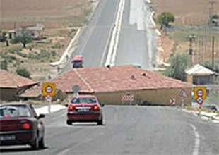 Yol inşaatının ortasında kalan ev