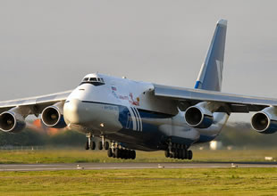 Dev kargo uçağı AN-124 Japonya'ya uçtu