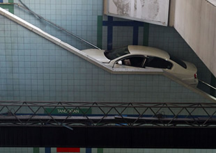 Başkentte otomobil metro istasyonuna uçtu