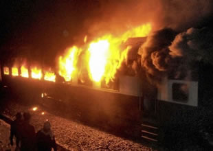 Hindistan'da yolcu treninde yangın çıktı