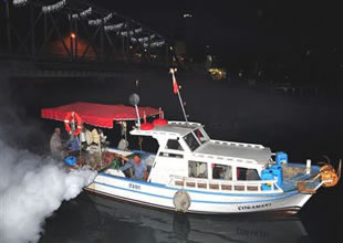 Tekneyle sivrisinek mücadelesi yapılıyor