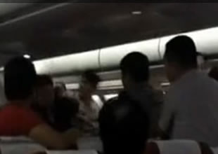 Çinli yolcular uçakta birbirine girdiler