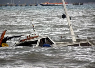 Akdeniz'de kaçak teknesi battı: 11 kişi öldü