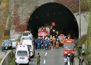 Tünel onlarca aracın üzerine çöktü