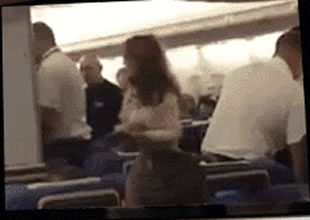 Sarhoş kadınlar uçakta birbirine girdi