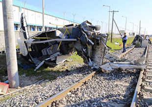 Mersin'de tren servis aracına çarptı