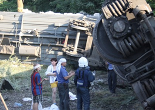 Endonezya'da tren raydan çıktı: 3 ölü
