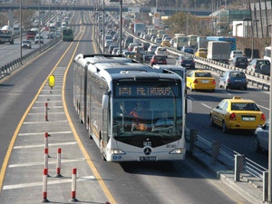 İstanbul'da ek metrobüs seferleri başladı