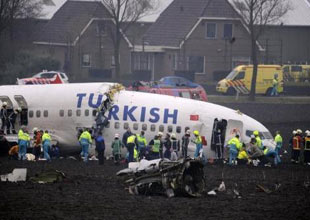 THY uçağı Amsterdam'da inerken düştü