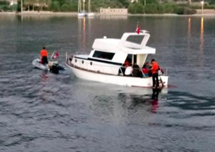 Ege Denizi'nde lastik bottaki 13 kaçak yakalandı