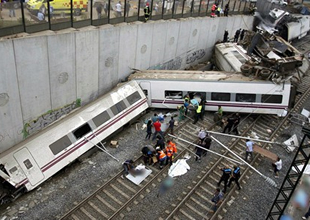 İsviçre'de yolcu treni raydan çıktı