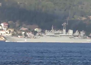 Rus savaş gemileri Boğaz'dan geçti