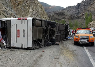Yolcu otobüsü devrildi: 36 yaralı