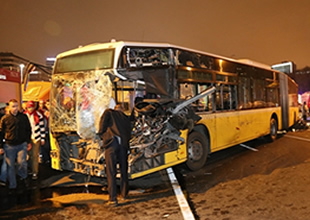 Minibüs metrobüsle çarpıştı! 8 yaralı