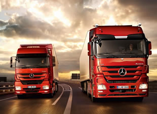 Mercedes, rekor kamyon satışını bayileriyle kutladı